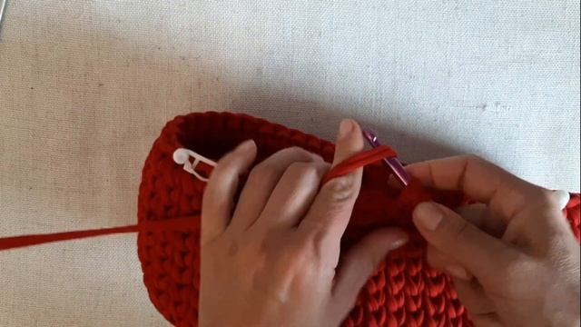 Сумочка БРУСНИЧКА из трикотажной пряжи крючком. Handbag made of knit yarn crochet смотреть онлайн