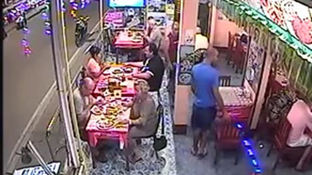 На Пхукете арестовали алжирцев, обокравших туристку на Самуи. Видео кражи в Srinuan Thaifood