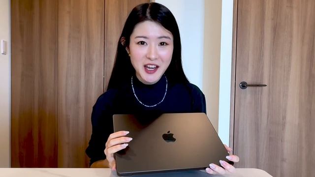 Japanese YouTuber Unboxes The Brand New MacBook Pro ???