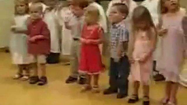 видео где дети поют, малчишка кривляется смотреть онлайн