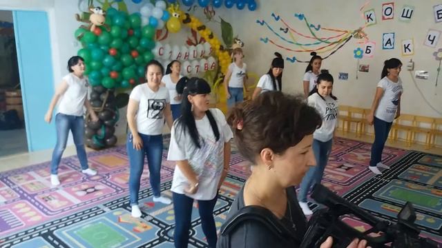 Флешмоб от мамочек на выпускном смотреть онлайн