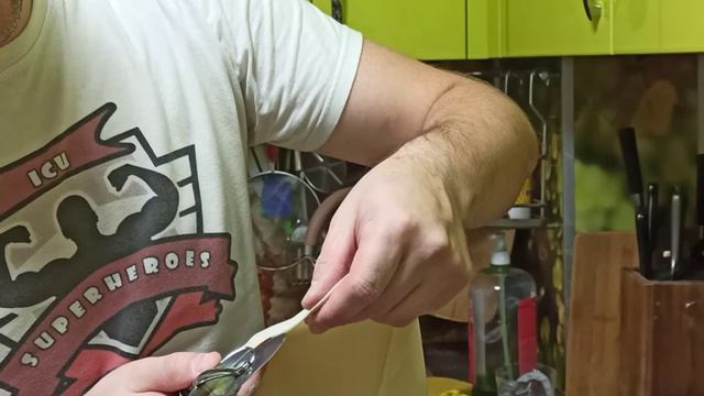 Тесто для чебуреков бросает вызов планетарному миксеру Kitfort KT-1324-1. смотреть онлайн