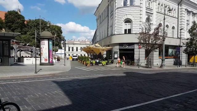 В воскресенье днем.Летняя прогулка по проспекту.Проспект Гедимина. Вильнюс. EU.Cities,people. смотреть онлайн