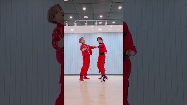 STRAY KIDS ~ Thunderous Dance Challenge Mirror смотреть онлайн