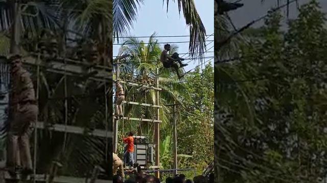 Man on electrical pole wire 😱| Hard word Police & Fire👨🚒🚒 department rescue team👏 #viral #trending смотреть онлайн