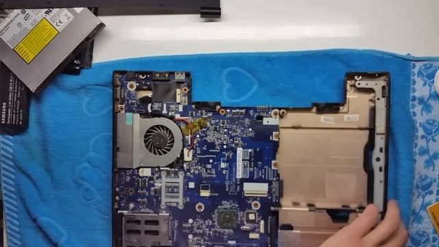 Как разобрать ноутбук Samsung R60+ , заменить термопасту; Disassembly,cleaning. смотреть онлайн