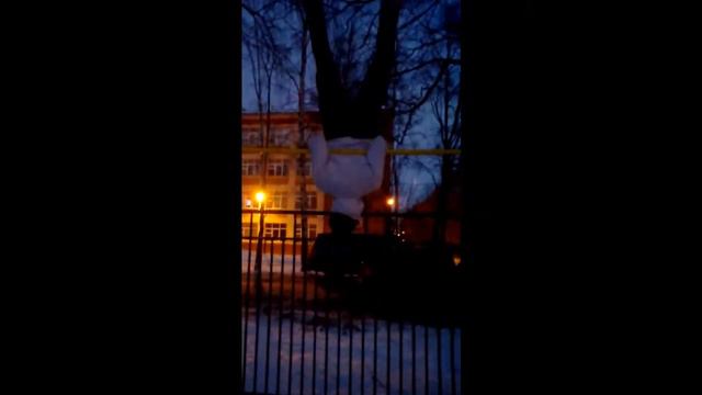 Чел вращается на турнике в Колпино смотреть онлайн