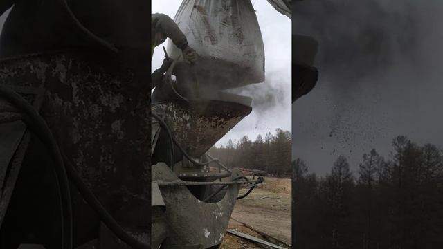 Загрузка цемента в миксер смотреть онлайн