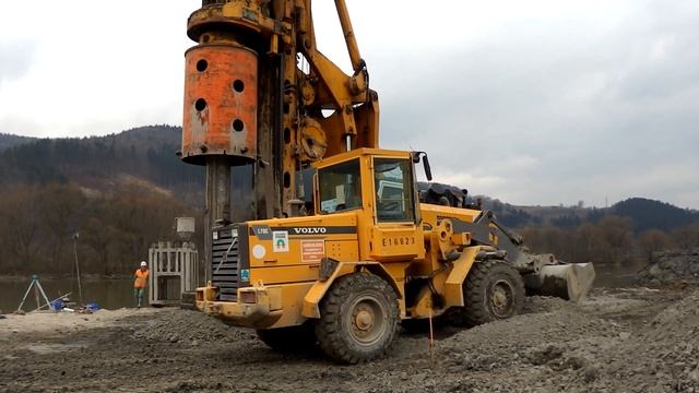 Bauer BG 36H and Volvo loader смотреть онлайн
