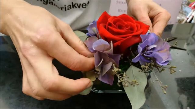 Vyrobte si aranžmán zo stabilizovanej ruže / Make a stabilized rose arrangement смотреть онлайн
