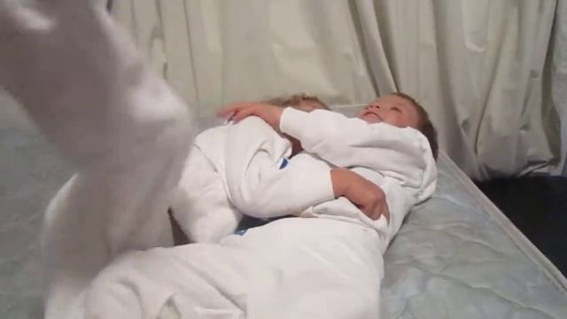 Twins huggin' in Huggies! смотреть онлайн