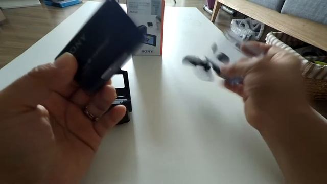 AKA-LU1 Sony HDR-AS20 Handheld Grip with LCDScreen Unboxing смотреть онлайн