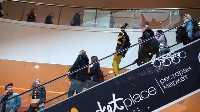 Реакция прохожих на девушку в лосинах Bona Fide смотреть онлайн