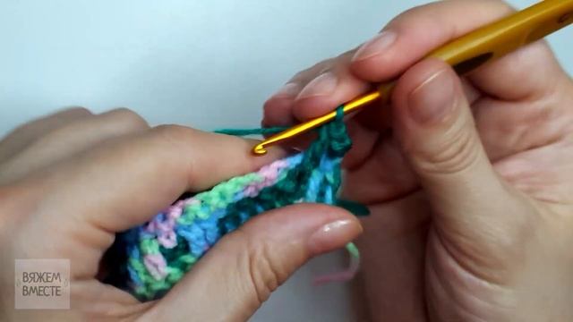 УЧИМСЯ вязать МОЗАИЧНОЙ ТЕХНИКОЙ узор крючком. Мозаичное вязание для начинающих. Цветной узор. смотреть онлайн