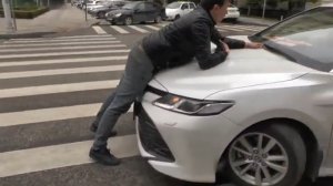 Стоп- Хамы. #1. Краснодарские Автохамы за рулём. гоняют по тротуару и сбивают пешеходов на зебре.