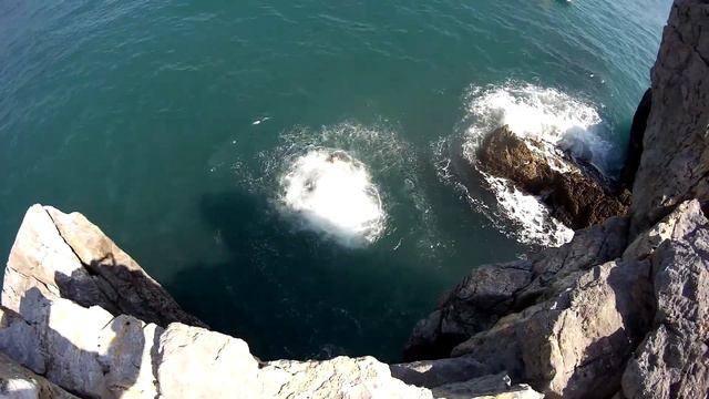 Прыжки со скал в море. Крым. Гурзуф. 19.08.2016 смотреть онлайн