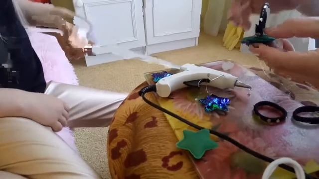 Делаем резинки для волос с блестящими пайетками смотреть онлайн
