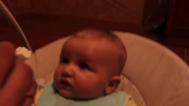 Кушаим в качели Bright Starts We eat in the swing Bright Starts смотреть онлайн