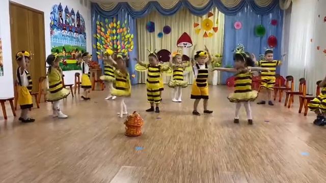 Танец пчелок в средней группе смотреть онлайн