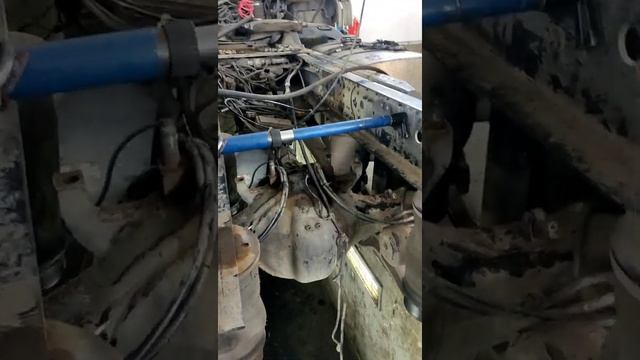 Замена траверсы X-образной тяги Man TGX смотреть онлайн