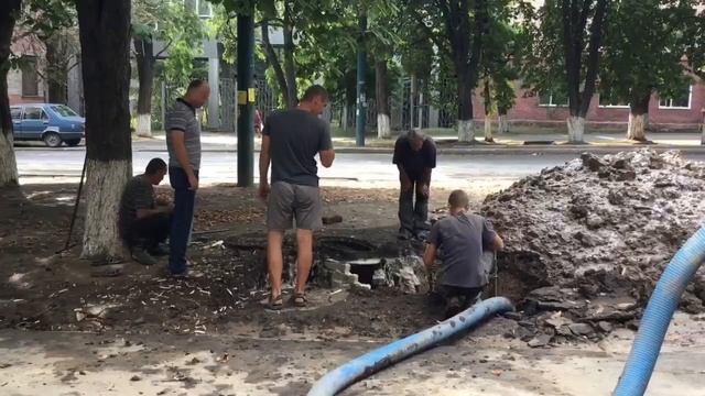 В Мариуполе пр. Металлургов затопили канализационные стоки смотреть онлайн