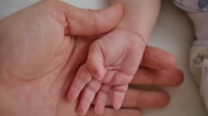 МЕДСЕСТРА забыла покормить ОТКАЗНОГО малыша, и он ТИХОНЬКО плакал…