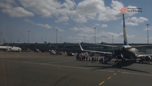 Dublin Airport Arriving by Airplane смотреть онлайн