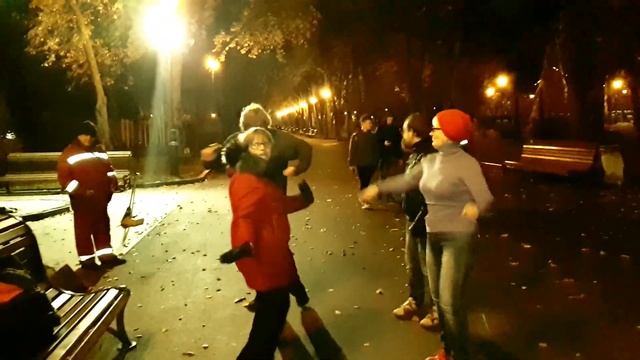Бабушка рядышком с дедушкой!!!Народные танцы,сад Шевченко,Харьков!!! смотреть онлайн