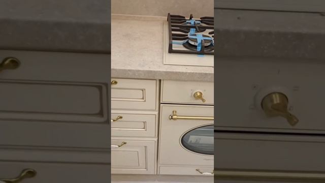 Классическая кухня из эмали бежевого цвета с золотой патиной. Кухня Европа. смотреть онлайн