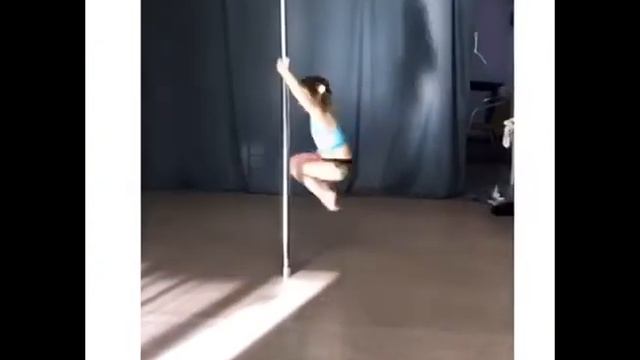 ДЕТСКИЙ POLE DANCE. ОЧЕНЬ ВЕСЕЛО И ЗАЖИГАТЕЛЬНО. смотреть онлайн