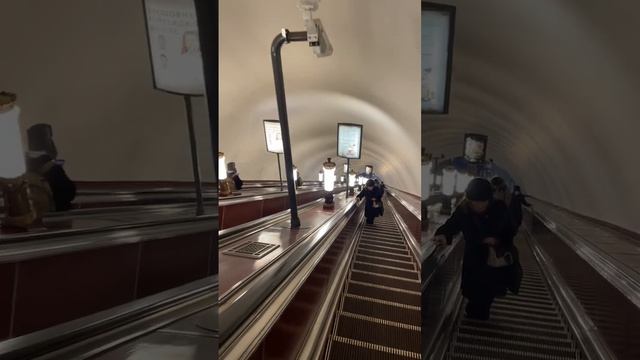 Эскалаторный наклон на станции «Московские ворота» смотреть онлайн
