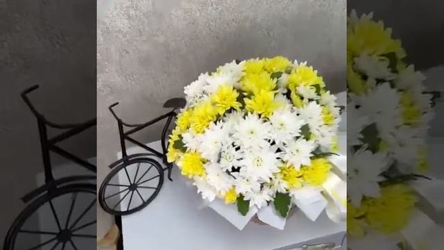 Белые и желтые кустовые хризантемы в крафтовой коробке "Сорренто" смотреть онлайн