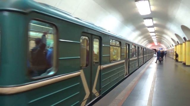 Электропоезд 81-717/714.5 "Номерной" №30 на станции метро Рижская смотреть онлайн