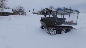 Гусеничный вездеход по глубокому снегу