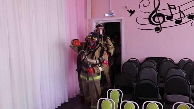 В Ершове прошли учения на здании детского сада. Пожарные отрабатывали несколько вводных смотреть онлайн