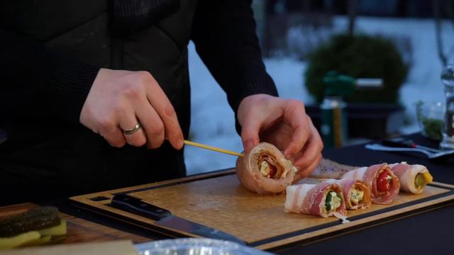 Фаршированные куриные рулетики. Бомбическая закуска к пиву. смотреть онлайн