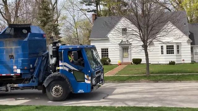 Republic Services Mack Heil Python on trash pick up смотреть онлайн