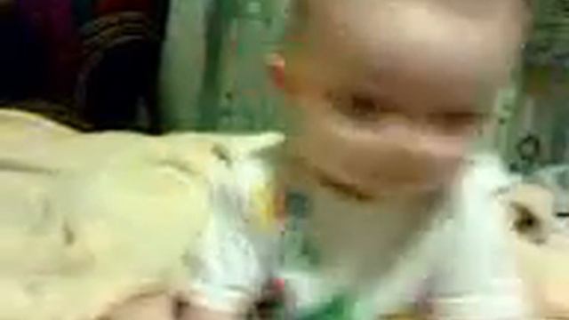 Ребенок рычит и падает смотреть онлайн