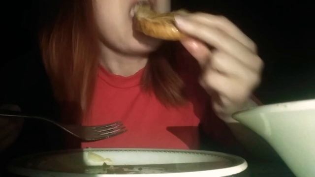 Асмр мукбанг. Яичница и гренки. Asmr mukbang. Fried eggs and toasted bread. смотреть онлайн