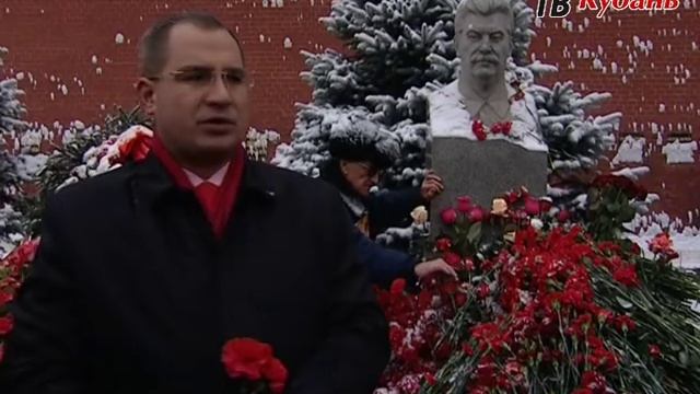 21 декабря могилу Сталина завалили цветами смотреть онлайн