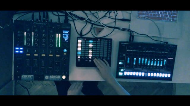 Flash Solo - Evening Techno Workout 02 (Roland TR-8, Ableton Live, Akai APC mini) смотреть онлайн