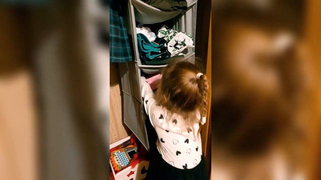 Ребенок может сам складывать вещи 😳 Лия 4 года смотреть онлайн