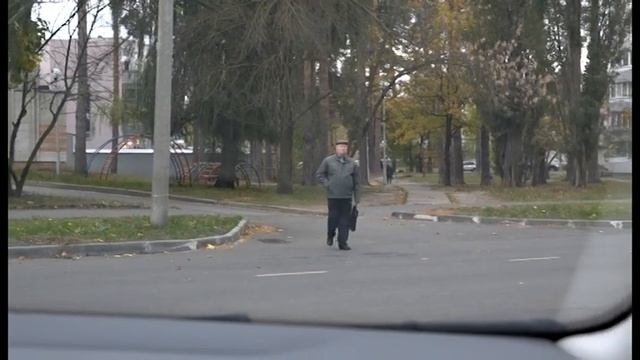 В Заречном пешеходы нарушают ПДД прямо перед патрульным автомобилем ДПС смотреть онлайн