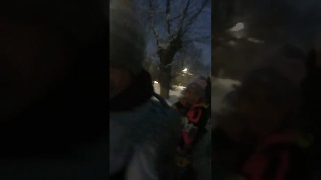 Макс принёс в школу колонку?Как мы с друзьями идём со школы ?Влог?#влог #школа #школьники #будни смотреть онлайн