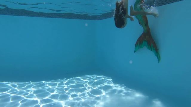 Carla Underwater - swimming Mermaid fun смотреть онлайн