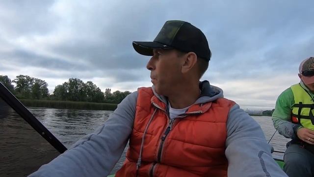 Июнь - на рыбалку плюнь! Ловля судака и окуня с лодки. (р. Днепр, 2020) смотреть онлайн
