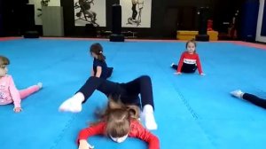ХУДОЖЕСТВЕННАЯ ГИМНАСТИКА. УЧИМСЯ ДЕЛАТЬ ЛОДОЧКУ.