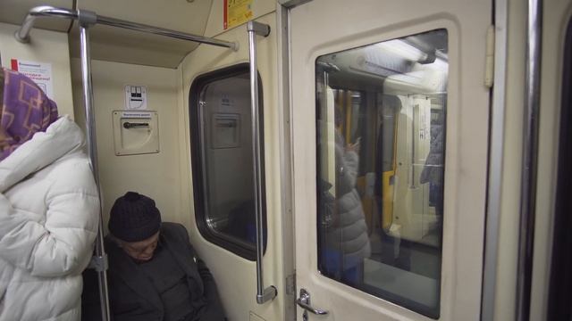 Russia, Moscow, metro ride from Добры́нинская to Октя́брьская смотреть онлайн