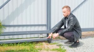 Забор из евроштакетника и профнастила на фундаменте из винтовых свай. Механизм откатных ворот