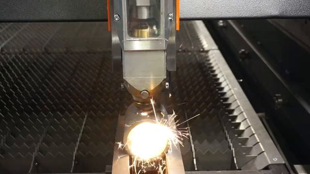 Резка чугуна на лазерном комплексе LM3015 смотреть онлайн